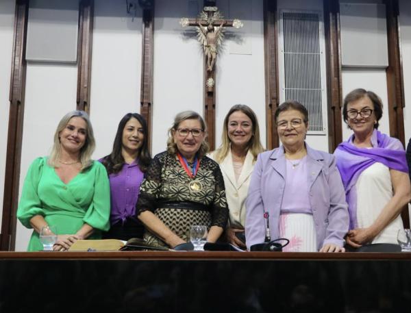 Deputada Ivana Bastos prestigia Sessão Especial em homenagem à deputada Maria Del Carmen. Foto: Reprodução