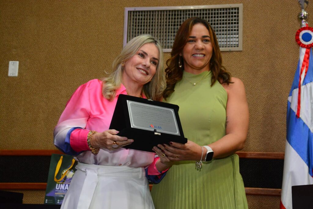 Ivana Bastos homenageia secretária de Saúde em Sessão Especial na ALBA - Foto: Reprodução