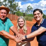 Ivana Bastos vai à Lagoa Real, participa de celebração e entrega equipamentos para a agricultura familiar.