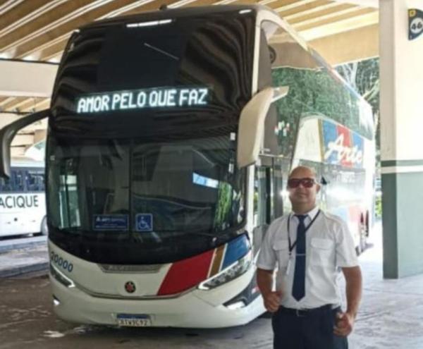 Motorista residente em Guanambi morre em acidente entre ônibus e carreta na BA-026, entre Planaltino e Maracás. Foto: Reprodução