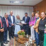 Ivana Bastos recebe visita do embaixador cubano para falar sobre cooperação em turismo, saúde e cultura.
