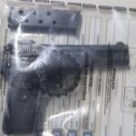 Pistola é apreendida pela Rondesp após denúncia em Guanambi.